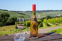 Bouteille de vin et verre à vin rempli sur une table en bois