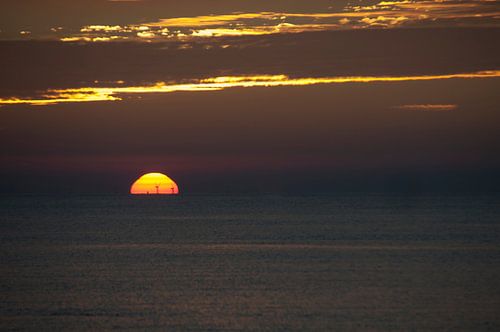 Windmolenpark in de ondergaande zon.
