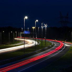 Magische Lichtstreifen auf einem dunklen Highway: Dynamik in der Nacht von Hevonax Photography