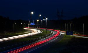 Magische Lichtstrepen op een Donkere Snelweg: Dynamiek in de Nacht