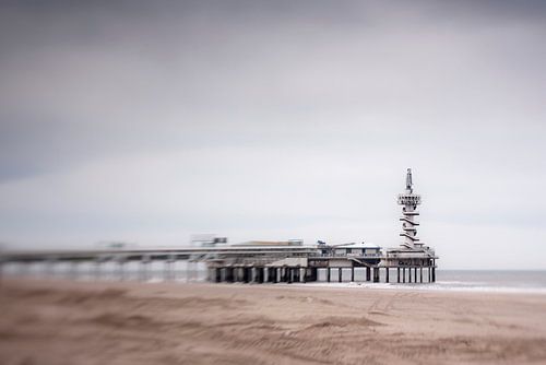 pier aan het strand bij scheveningen