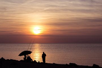 Angler im Sonnenuntergang Fehmarn von Lisa Scheffler