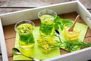 Gläser mit frisch aufgebrühtem Tee aus Zitronenmelisse und Leinsamen