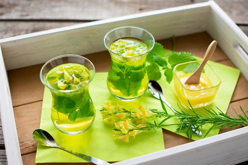 Gläser mit frisch aufgebrühtem Tee aus Zitronenmelisse und Leinsamen von Stefanie Keller