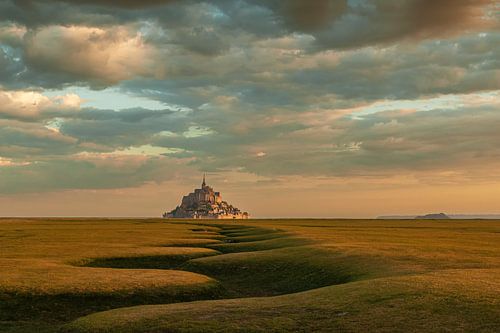 Sonnenaufgang am Mont Saint-Michel von Ilya Korzelius