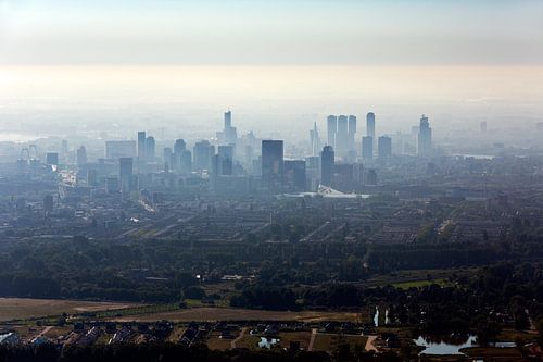 Luchtfoto centrum Rotterdam tijdens zonsopkomst