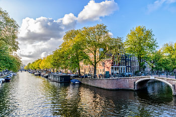 Au bord du Prinsengracht dans le Reguliersgracht à Amsterdam.