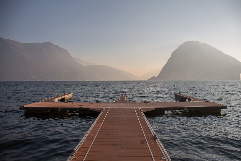 Meer van Lugano bij zonsondergang van Joost Adriaanse