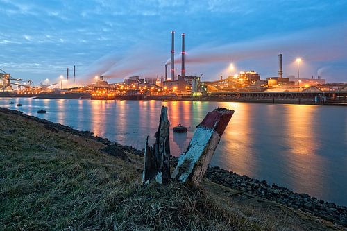 Avond valt over Tata Steel / IJmuiden