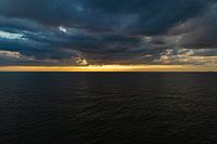 Niederländische Küste bei Sonnenuntergang