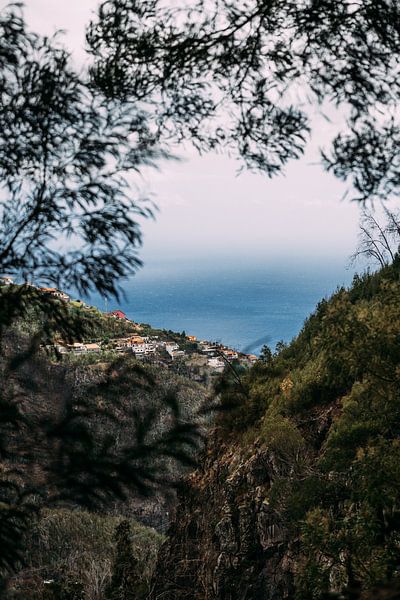 Vue sur un Village en Bord de Falaise - Madère par Dave Adriaanse - Photography