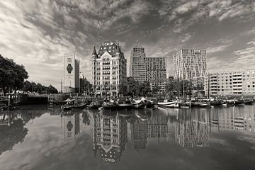 Het Witte Huis in Rotterdam met reflectie in water in zwart wit van Robert Jan Smit