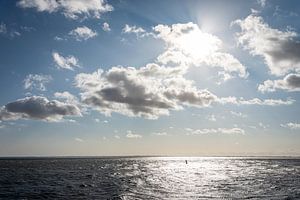 Landschaft mit Meer, Wolken und Sonne