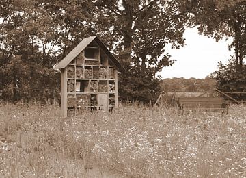 Insectenhotel in sepia. van Jose Lok