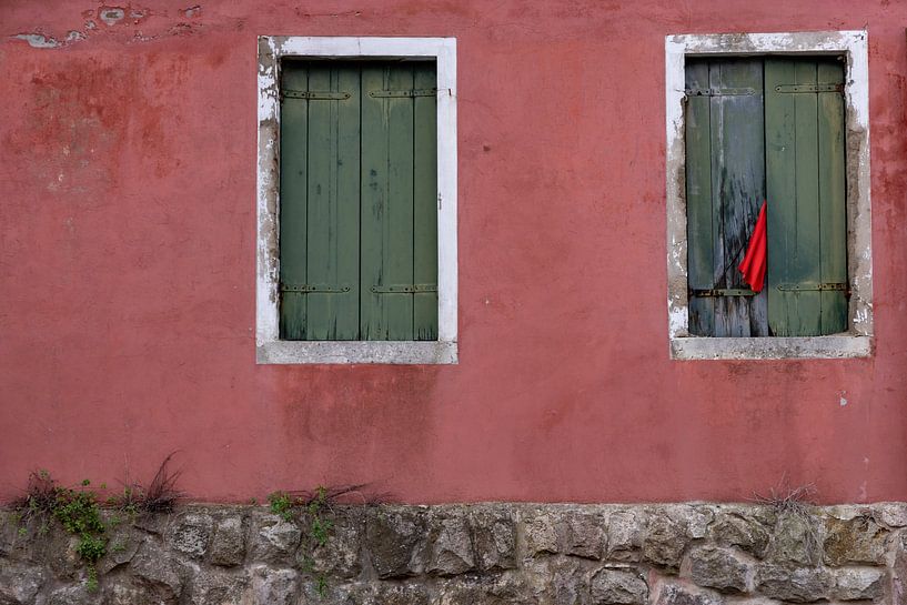 Geschlossene Fenster auf Burano von Andreas Müller