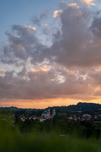Zonsondergang boven Kempten met uitzicht op de basiliek