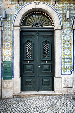 Authentieke deur in Lissabon van Paula Romein
