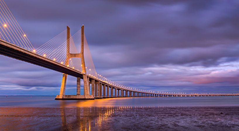 Vasco Da Gama Brug in Portugal van Adelheid Smitt