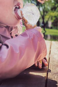 Bezaubernder Moment: Mädchen mit schmelzendem Eis und zeitloser Symbolik