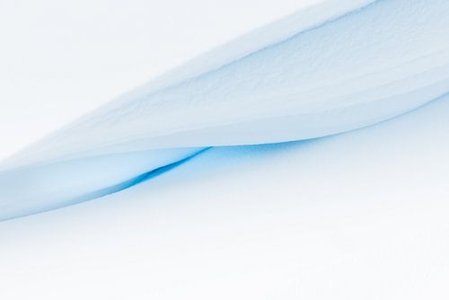 Minimalistische en abstracte structuren en details in de sneeuw veroorzaakt door sneeuwduinen met li