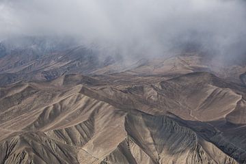 Ruige bergen van de Himalaya in de wolken