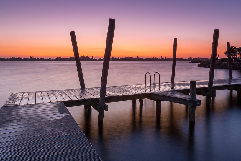 Zonsondergang bij een steiger aan de Westeinderplassen von Marcel van den Bos