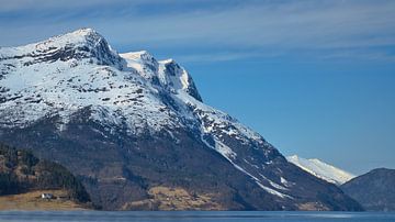 Fjord in Noorwegen met blauwe lucht van Martin Köbsch