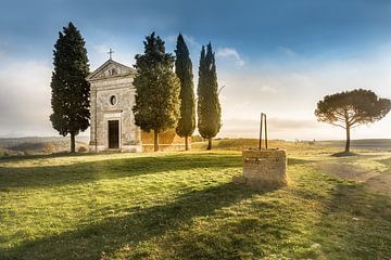 Kleine kapel in Toscane bij zonsopgang. van Voss Fine Art Fotografie