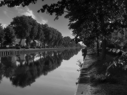 Kaderen op het water in zwart wit