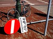 Stilleven van fiets en verkeersbord van Norbert Aronds thumbnail