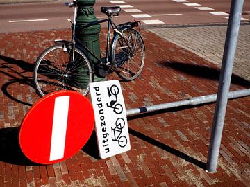Nature morte de la bicyclette et du panneau routier sur Norbert Aronds