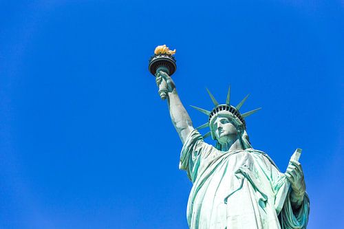 Freiheitsstatue in New York City, USA mit blauem Himmel im Hintergrund