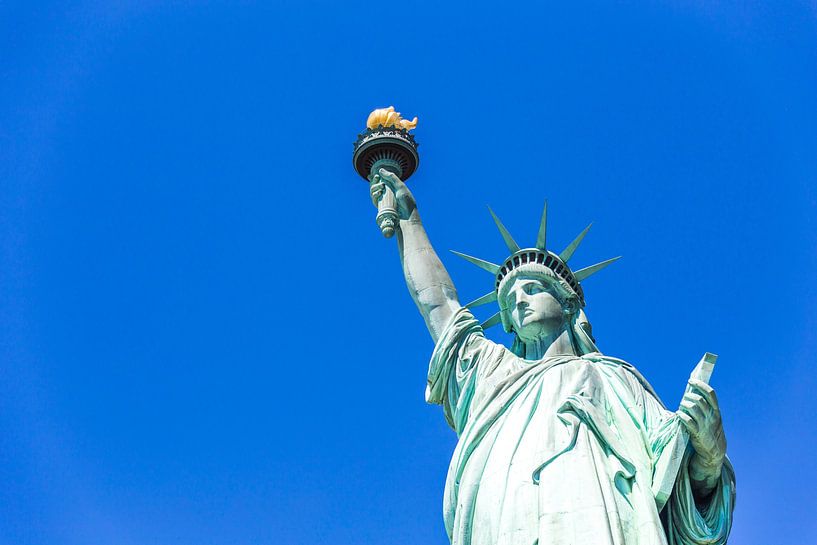 Freiheitsstatue in New York City, USA mit blauem Himmel im Hintergrund von Maria Kray