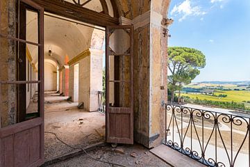 Verlaten Balkon met Prachtig Italiaans Uitzicht. van Roman Robroek - Foto's van Verlaten Gebouwen