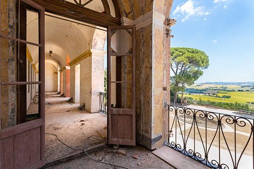 Balcon abandonné avec de belles vues sur l'Italie.