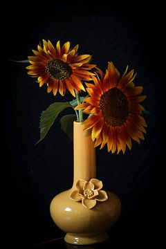 Sonnenblumen in einer Vase von Johanna Oud