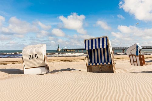Strandstoelen op het strand van Zingst van Werner Dieterich