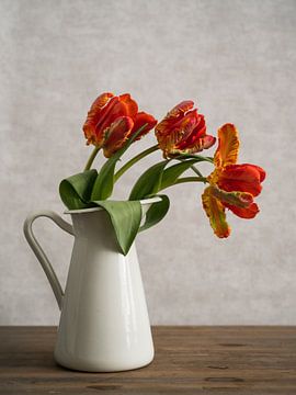 Rode tulpen in een vaas