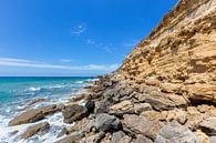 Berg met rotsen aan kust in Kefalonia Griekenland van Ben Schonewille thumbnail