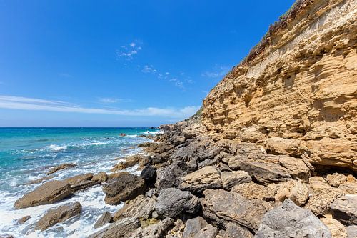 Berg met rotsen aan kust in Kefalonia Griekenland