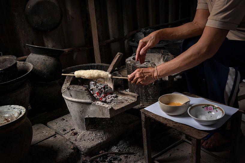 am Feuer grillen von Alex Neumayer