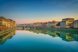 Blick auf den Arno in Florenz bei Einbruch der Dämmerung mit der Ponte Vecchio von Stefano Orazzini