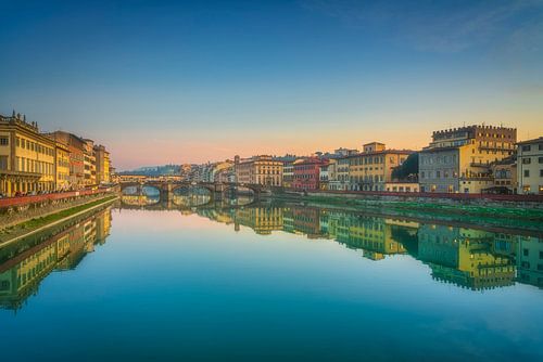 Uitzicht op de Arno in Florence bij zonsondergang, met de Ponte Vecchio