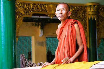 Monnik in een klooster in Myanmar