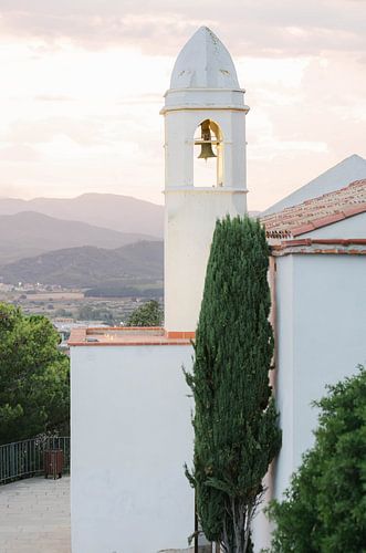 Église à Blanes avec les belles montagnes en arrière-plan sur Sharon Ribas Gallardo