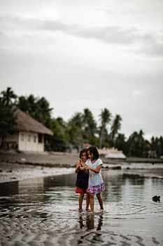 Kinder in Fischerdorf auf den Philippinen