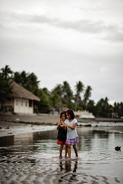 Kinderen in vissersdorpje in Filipijnen van Yvette Baur