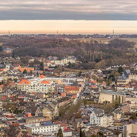 Uitzicht op Valkenburg vanaf de Wilhelminatoren van John Kreukniet