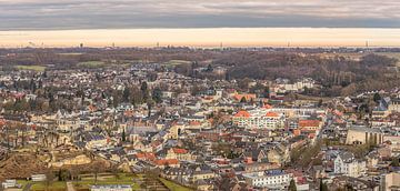 Blick auf Valkenburg von den Wilhelminatoren aus von John Kreukniet