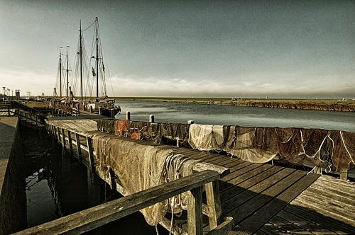 Hindeloopen in Friesland in den Niederlanden. Hafen, Fischernetze und Fischerboot mit Blick auf das IJsselmeer.